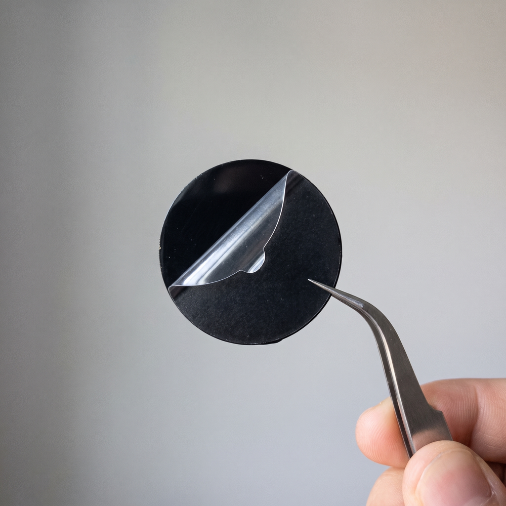 Macro du sticker collé au dos d'un appareil